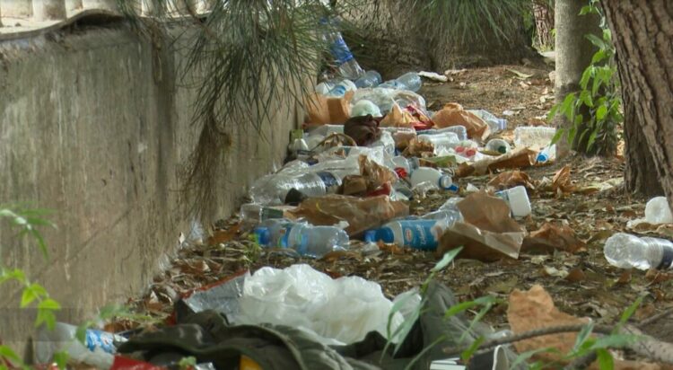 Spitali më i madh në vend “Nënë Tereza” mbulohet nga plehrat