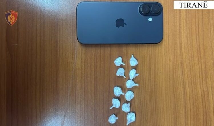 Kamëz/Qarkullonte me doza kokaine në makinë, arrestohet 26-vjeçari. Sekuestrohen..