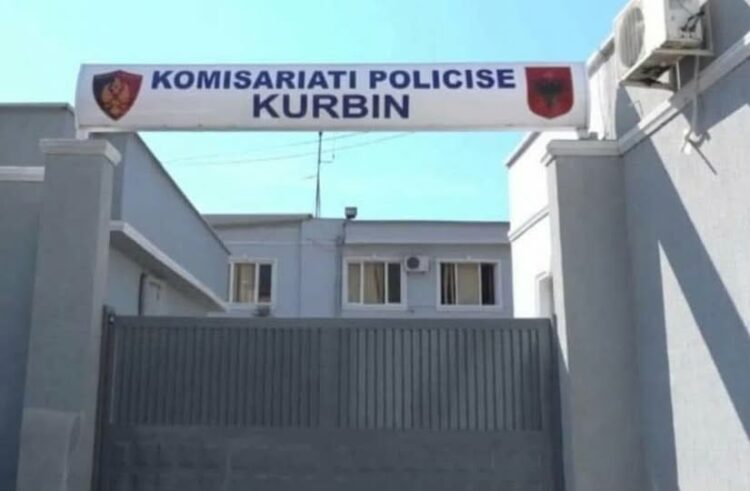 Hyri i maskuar e theu xhamin e derës së dyqanit për të vjedhur/ Pranga 36 vjeçarit