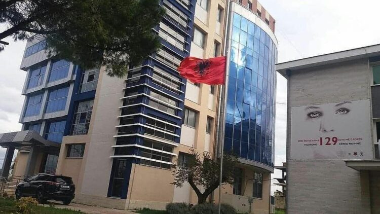 (Detajet)Zyrtarët e Bashkisë Fier s’arkëtuan rreth 40 mln lekë. Ulën taksat për..
