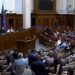 VIDEO/ Sherr në parlamentin ukrainas, dy deputetë përleshen me njëri-tjetrin
