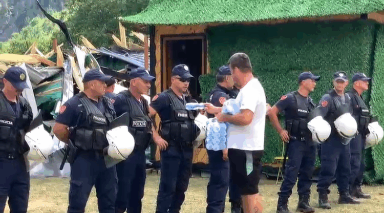 (VIDEO)Vijon aksioni në Theth, banorit që po i shemben vilat u shërben policëve ujë