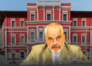 Iu bindën “ultimatumit” të Ramës/21 drejtorët në Bashkinë Vlorë që dhanë dorëheqjen