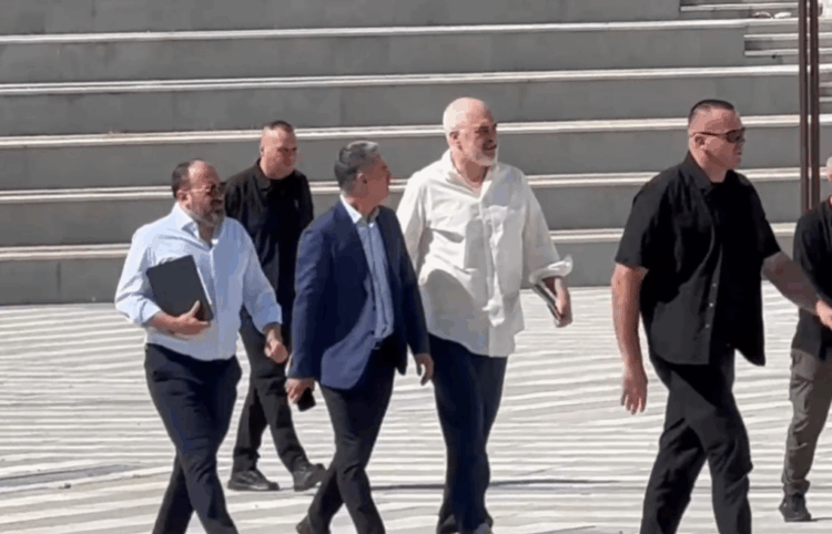 Pas vizitës ‘blic’ të Ramës, nisin largimet në bashkinë Vlorë