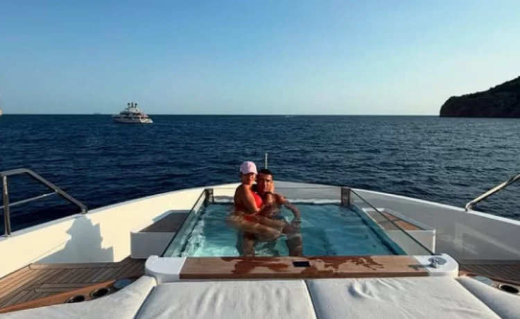 Cristiano Ronaldo dhe familja e tij pushime në Greqi