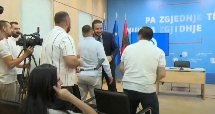 Salianji mbërrin në selinë e Partisë Demokratike, përqafime me kolegët dhe gazetarët