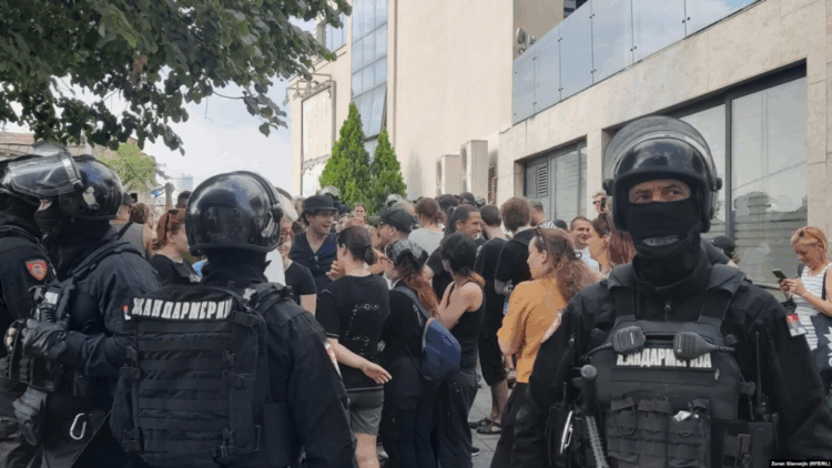 “Mosbindja civile” në Serbi hyn në javën e dytë