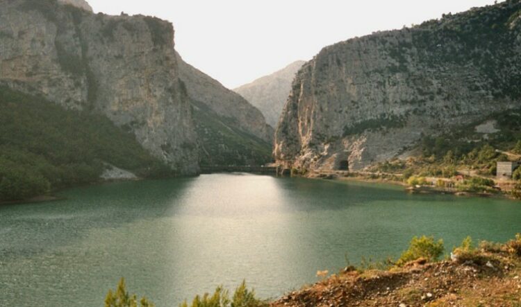 Mat, gjendet i pajetë 23 vjeçari. Dyshimet e para