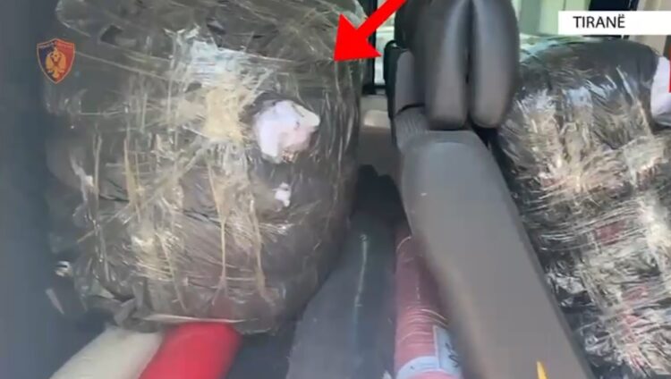 Policia sekuestron 40 mijë € veshje të kontrabanduara/ Do shiteshin te tregu i..