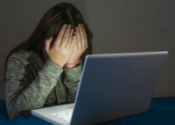 Rritet dhuna digjitale ndaj fëmijëve dhe të rinjve në Shqipëri, vajzat më të prekura
