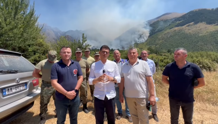 Zjarri në Dukat të Vlorës, ministri Vengu zbret në terren: Orë të vështira…