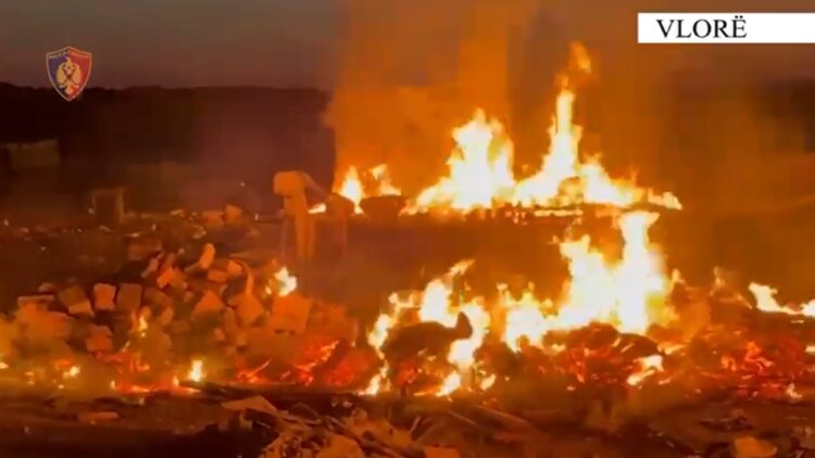 Pranga 38-vje֛çarit në Vlorë, ndezi zjarr pranë një zone të mbrojtur pyjore