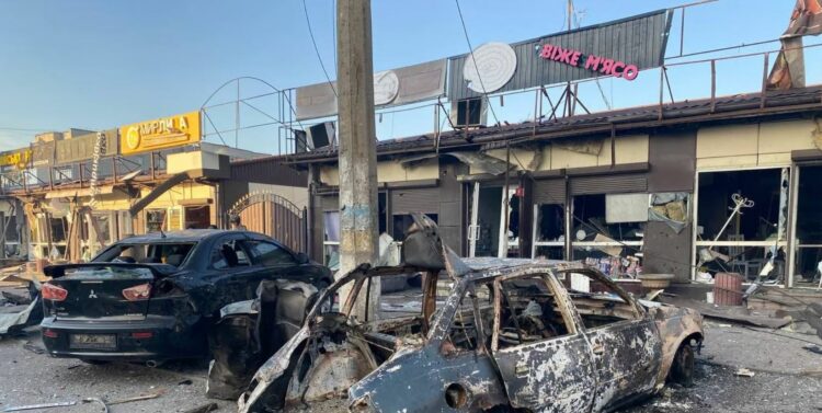 Sulmi rus vret dy persona dhe plagos 27 të tjerë në lindje të Ukrainës