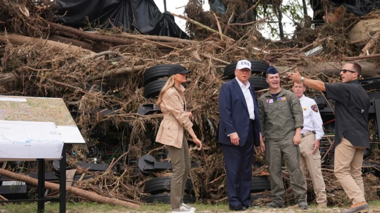 Përmbytjet vdekjeprurëse, Donald Trump viziton Teksasin