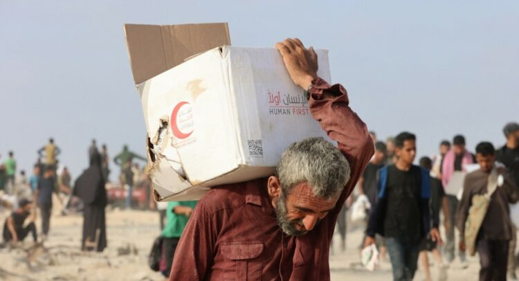 Të paktën 25 të vrarë nga sulmet izraelite në Gazë, disa teksa merrnin ndihma