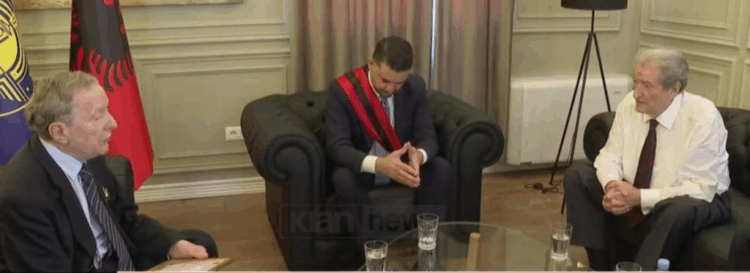 Berisha me ish-ambasadorin gjerman:Zëri më i fuqishëm brenda Shqipërisë në vitet ’90