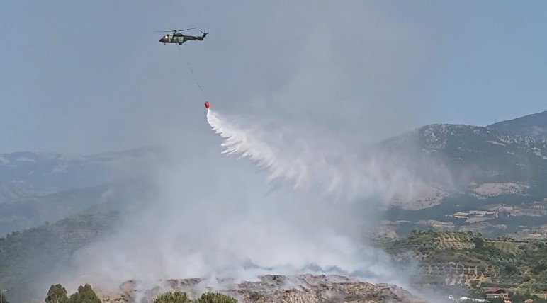 Zjarri në landfillin e Elbasanit  nis ndërhyrja nga ajri