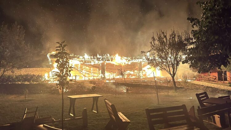 Zjarri në lokalin në Theth, policia: Vetëm dëme materiale, po punohet për shkakun