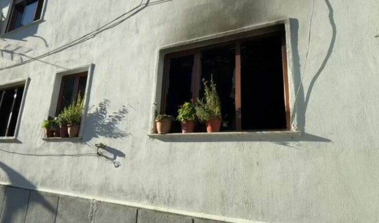 Pogradec/ Banesa përfshihet nga flakët, asfiksohet dhe ndërron jetë 52-vjeçarja