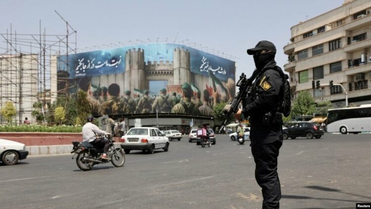 Irani arreston tre persona të lidhur me organizatën e Muxhahedinëve