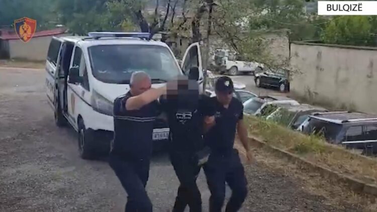 Mbante armë zjarri në makinë, arrestohet i riu në rrugën Krastë–Bulqizë