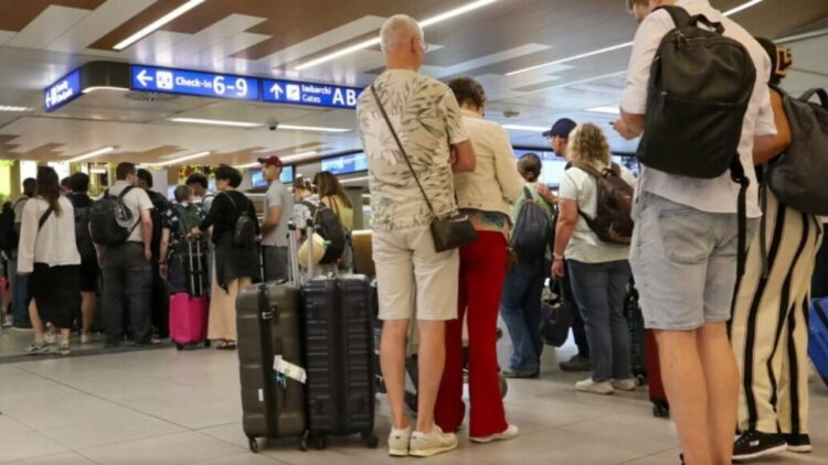 Barcelonë/ Djalit 10-vjeçar i skadon pasaporta, prindërit e braktisin në aeroport