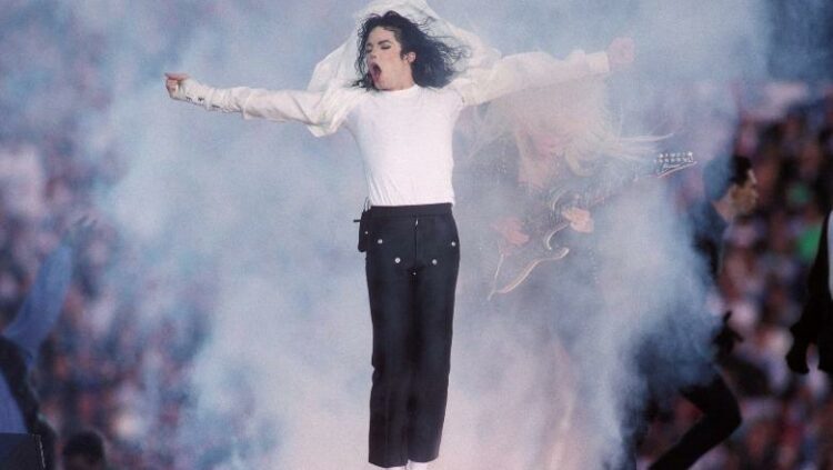 I veshi gjatë një koncerti, çorapja e Michael Jackson shitet për 8 mijë dollarë