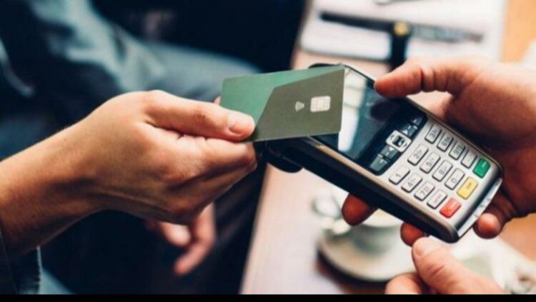 Numri i pagesave me kartë kalon për herë të parë tërheqjet e parasë cash në ATM