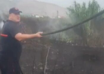 Kuçovë/Stuhia këput kabujt e energjisë dhe ndez vatrën e zjarrit pranë Bazës Ajrore