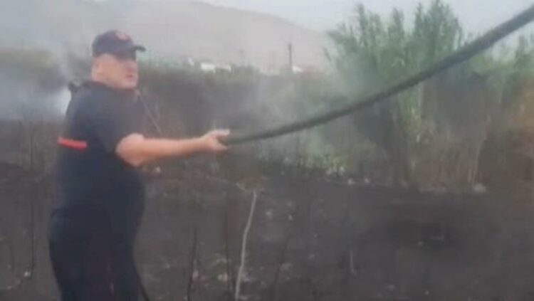 Kuçovë/Stuhia këput kabujt e energjisë dhe ndez vatrën e zjarrit pranë Bazës Ajrore