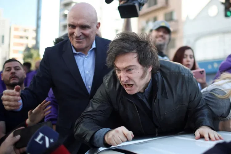 VIDEO/ Momenti kur protestuesit gjuajnë me gurë Presidentin e Argjentinës