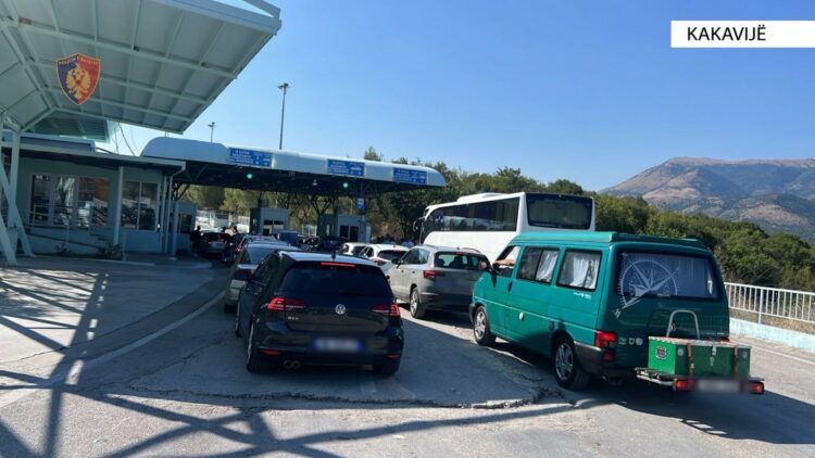 Fluks udhëtarësh në Kakavijë/Policia kufitare: Po punojmë me ritme të përshpejtuara