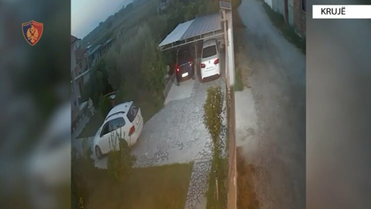 Qëlloi me armë drejt banesës së komshiut pas një konflikti, arrestohet 18-vjeçari