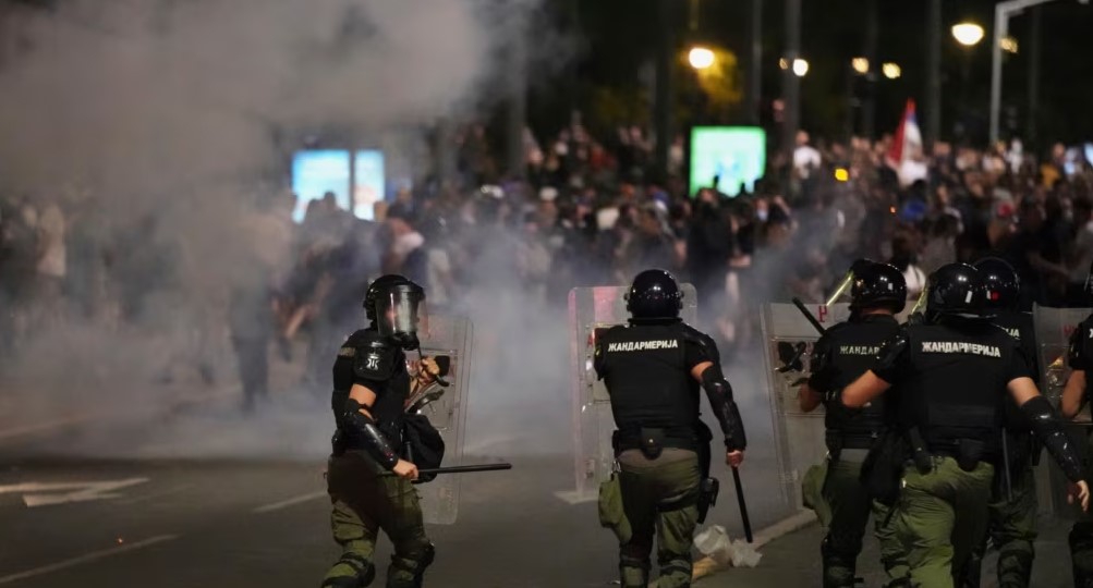 Serbi Ambasadori i BE bën thirrje për hetime ndaj përdorimit të forcës policore