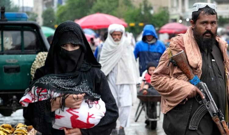 Talibanët, afër “zhdukjes” së grave nga jeta publike