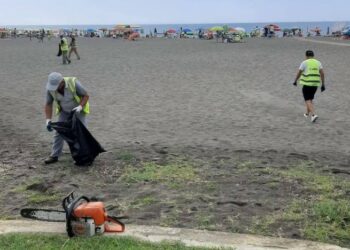 Rama publikon pamjet: Turistët ndihmojnë shqiptarët të pastrojnë plazhet