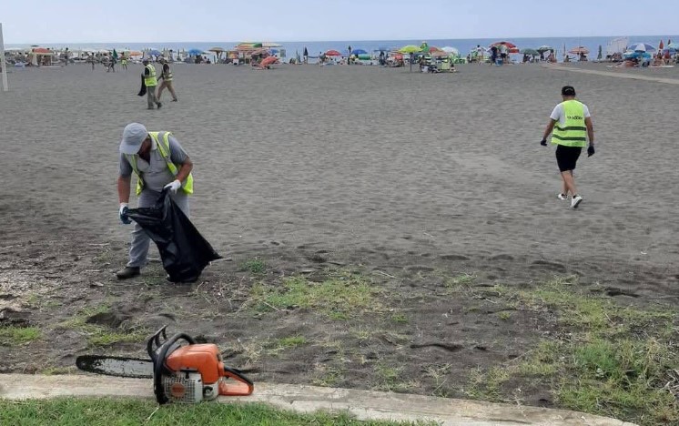 Rama publikon pamjet: Turistët ndihmojnë shqiptarët të pastrojnë plazhet