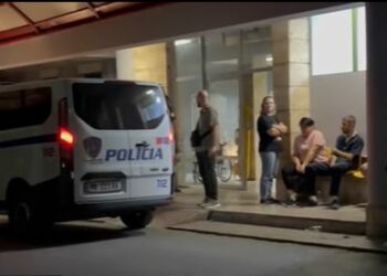 Vrau 14-vjeçarin në Maliq, autori i mitur lë spitalin dhe dërgohet në komisariat