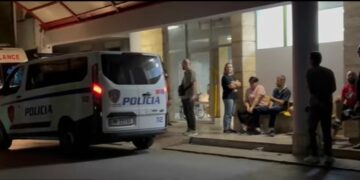 Vrau 14-vjeçarin në Maliq, autori i mitur lë spitalin dhe dërgohet në komisariat