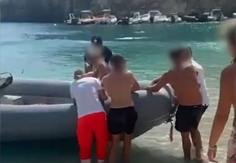 U hodh në det nga një shkëmb i lartë, plagoset i mituri në Vlorë