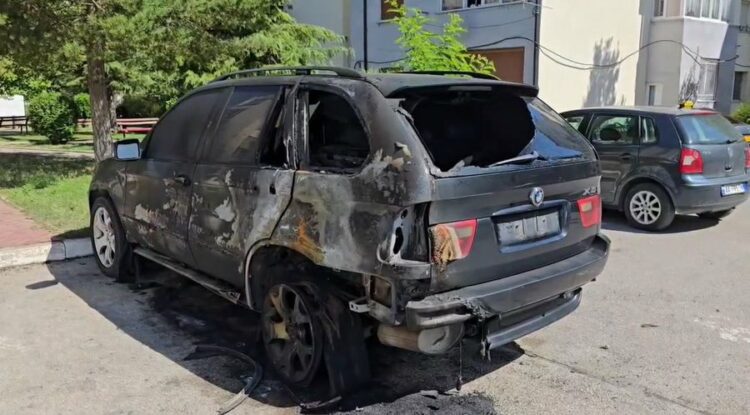 Përfshihet nga flakët automjeti i parkuar në Korçë