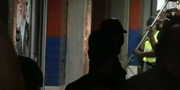 Serbi/ Studentët dalin në protestë, në Novi Sad thyhen zyrat e partisë së Vuçiç