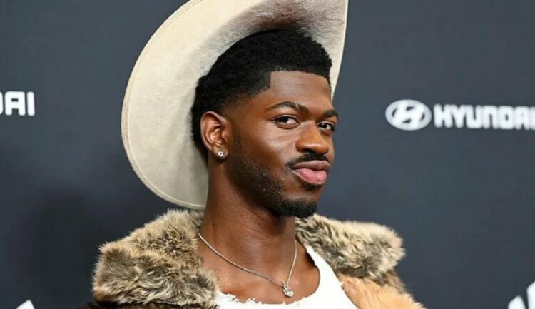 Doli në rrugë vetëm me të brendshme, arrestohet këngëtari