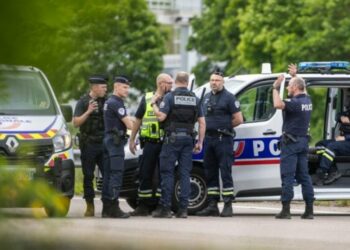 Makina hyn mes turmës në Francë, 1 i vdekur e 5 të plagosur