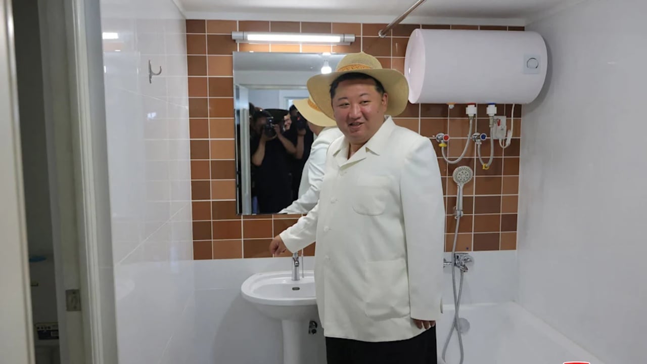 Kim Jong un me kapele kauboji dhe brenda në banjë