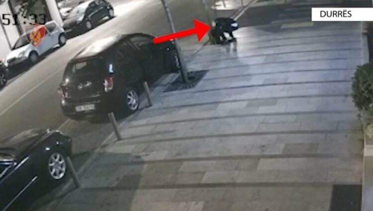 Grabiti kabujt elektrikë të ndriçimit të rrugëve, pranga 35-vjeçarit