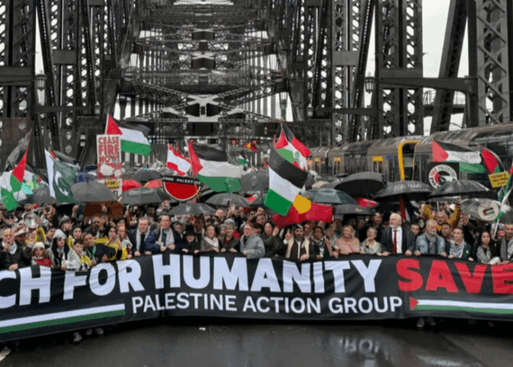‘Turp Izrael, turp SHBA’/ Në shi, mijëra protestus në Australi pro Palestinës