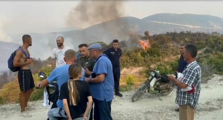 Poliçani dhe Gramshi vijojnë betejën me flakët e zjarrit