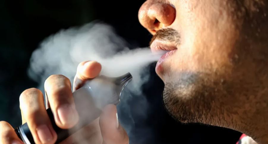 Singapori ashpërson ndëshkimet për përdoruesit e cigareve elektronike dhe drogës