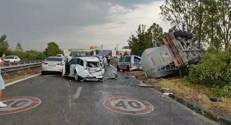 Përplasen disa automjete në aksin Fier-Lushnje, dy të plagosur